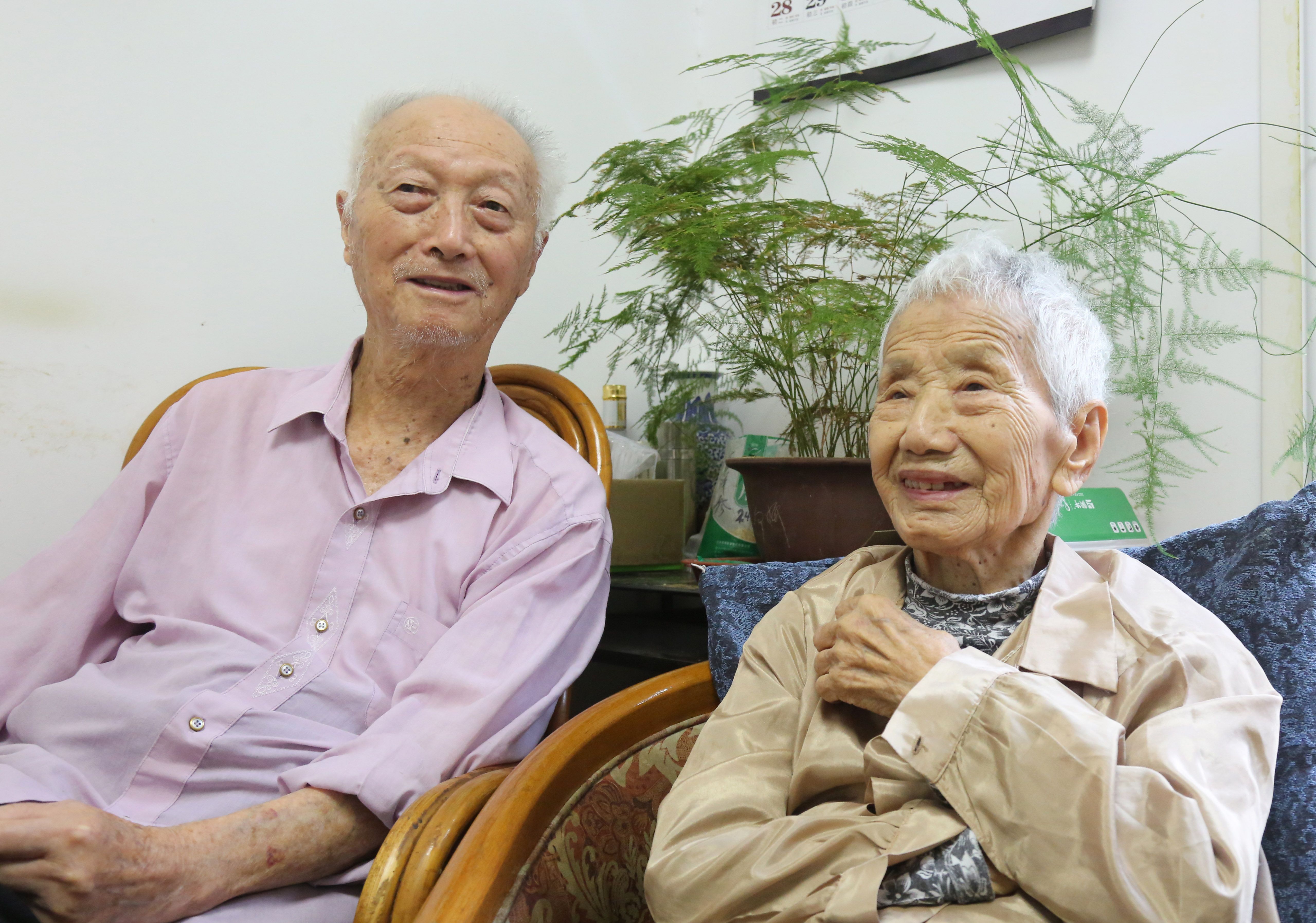 97岁老教师结婚79年恩爱如初，一家两代五人从教