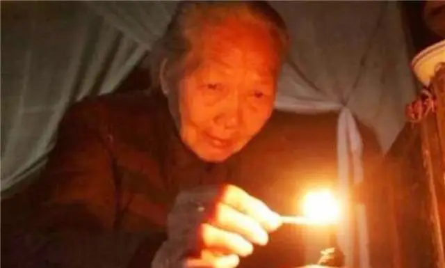 煤油灯的起源_煤油灯的历史故事_煤油灯的历史