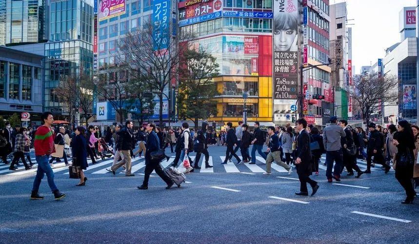 社会影响人的行为_社会对人的影响_社会影响人的事例