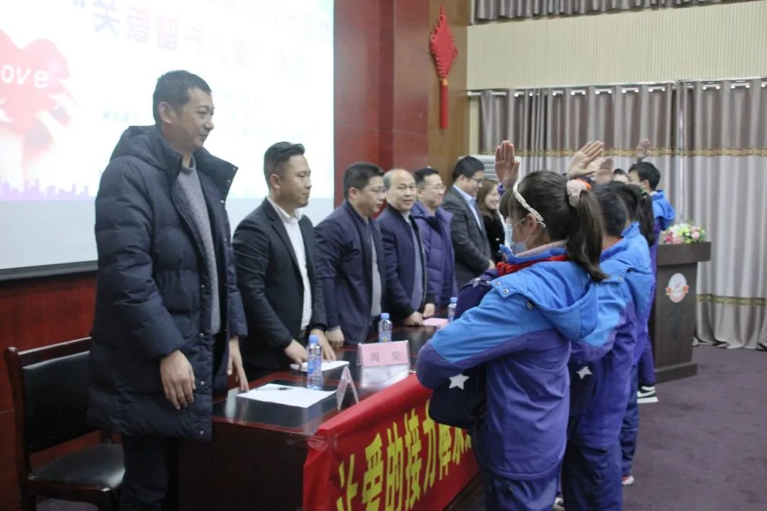 关爱留守儿童传递社会温暖_留守儿童的社会关爱_社会如何关爱留守儿童