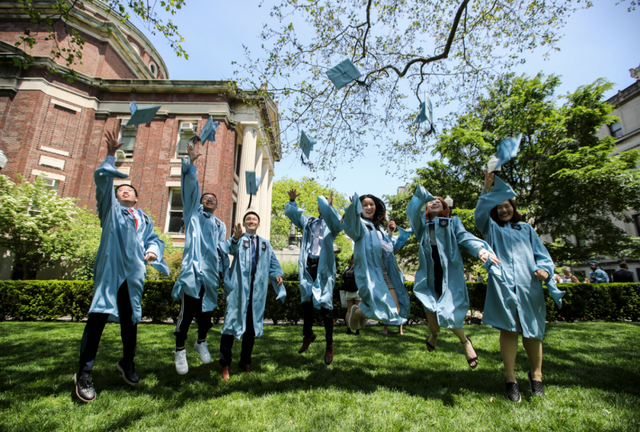 2019年5月22日，在美国纽约，哥伦比亚大学的中国留学生参加毕业典礼时拍照。（王迎 摄）