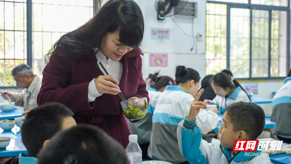 和平年代的英雄人物感动中国_人物感动中国之悬崖小学教师_感动中国十大人物