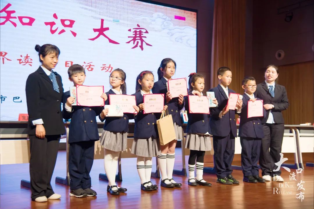 国学学生集体朗诵_学生国学_国学学生图片