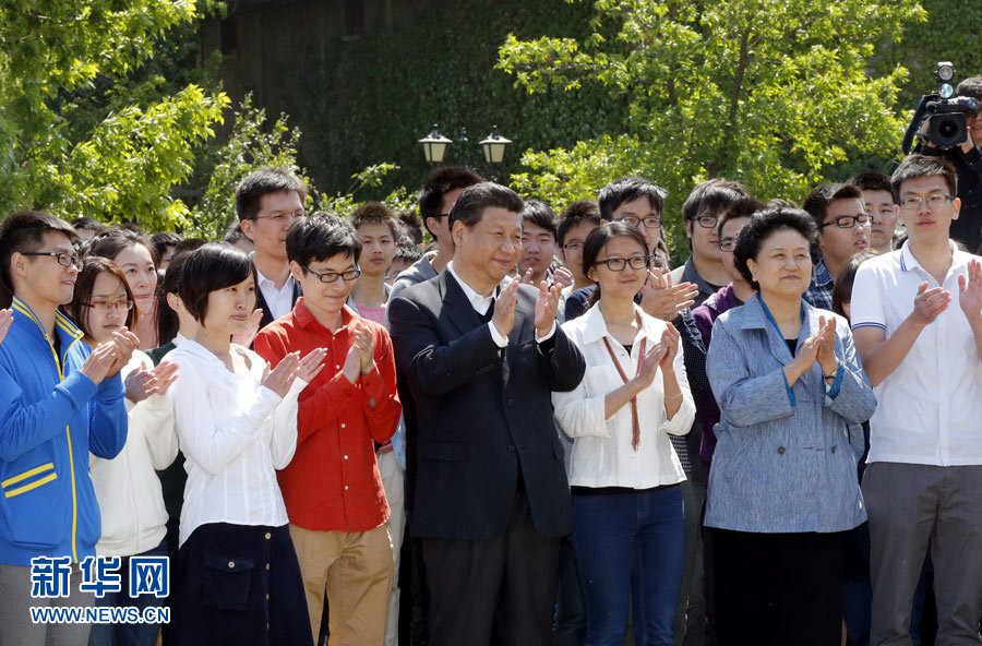 5月4日，习近平在校园观看北大师生纪念五四运动95周年青春诗会。新华社记者 鞠鹏 摄