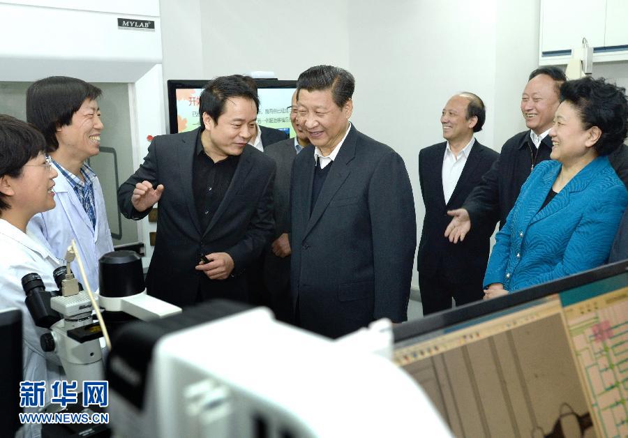 5月4日，习近平在北京大学生物动态光学成像中心了解癌症早期诊断研究应用情况。 新华社记者 马占成 摄