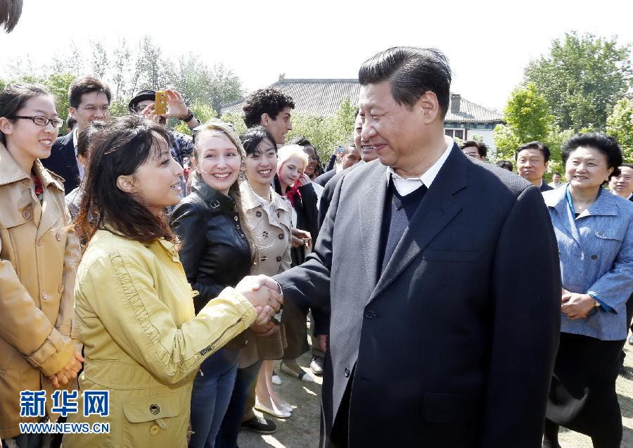 5月4日，习近平在北大校园同留学生亲切交谈。  新华社记者 鞠鹏 摄