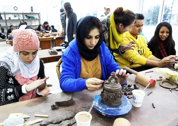 中国多举措吸引海外学生来华留学