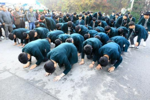 韩国学生发型_韩国学生的校服_韩国学生