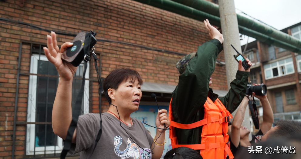 和平年代的英雄人物感动中国_人物感动中国之悬崖小学教师_感动中国十大人物