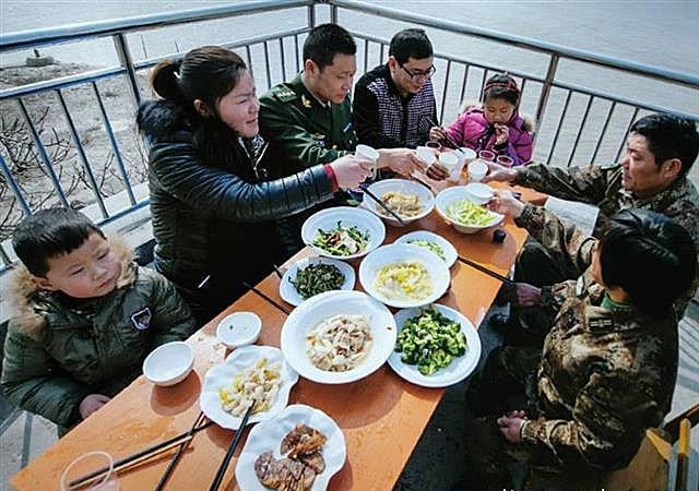 和平年代的英雄人物感动中国_人物感动中国之悬崖小学教师_感动中国十大人物