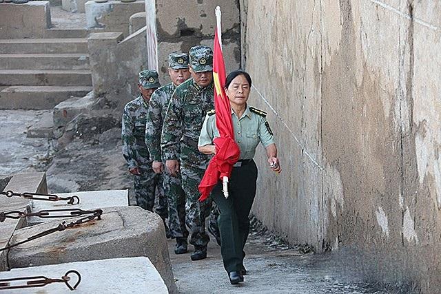 和平年代的英雄人物感动中国_感动中国十大人物_人物感动中国之悬崖小学教师