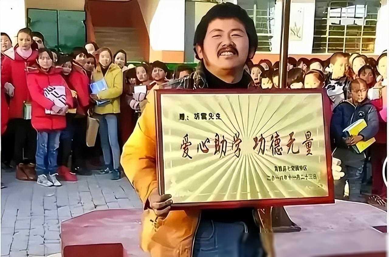 和平年代的英雄人物感动中国_感动中国十大人物_人物感动中国之悬崖小学教师