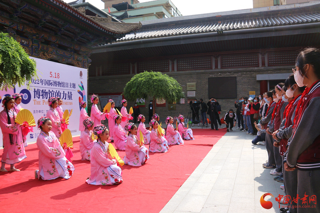 兰州市东岗小学学生在兰州市博物馆5·18国际博物馆日活动现场表演《俏花旦》