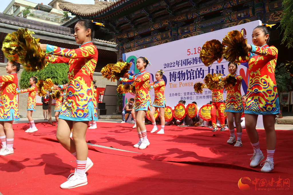兰州市金塔路小学在兰州市博物馆5·18国际博物馆日活动现场表演《银杏少年》