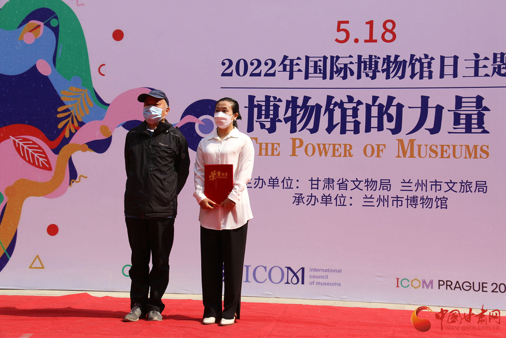 甘肃省文史馆馆员、兰州史志专家邓明为《博物馆的力量——我心中的兰州市博物馆》主题征文活动获奖者颁奖