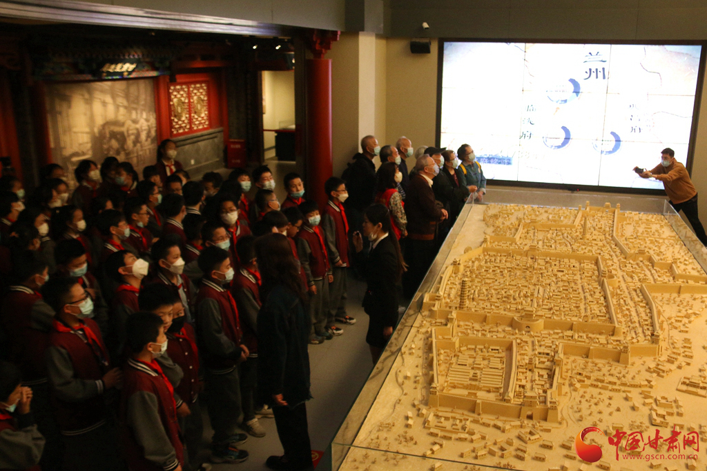 小学生们参观兰州市博物馆明清历史展厅