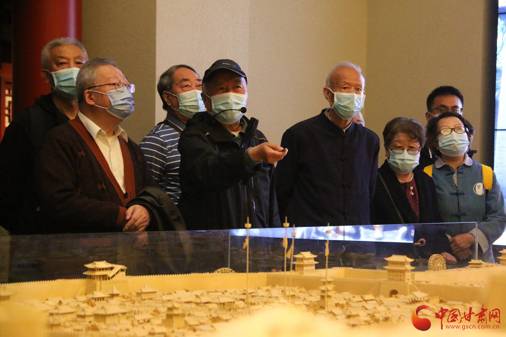 甘肃省文史馆馆员、兰州史志专家邓明（前排左二）为现场中小学生和其他参观者讲解兰州历史