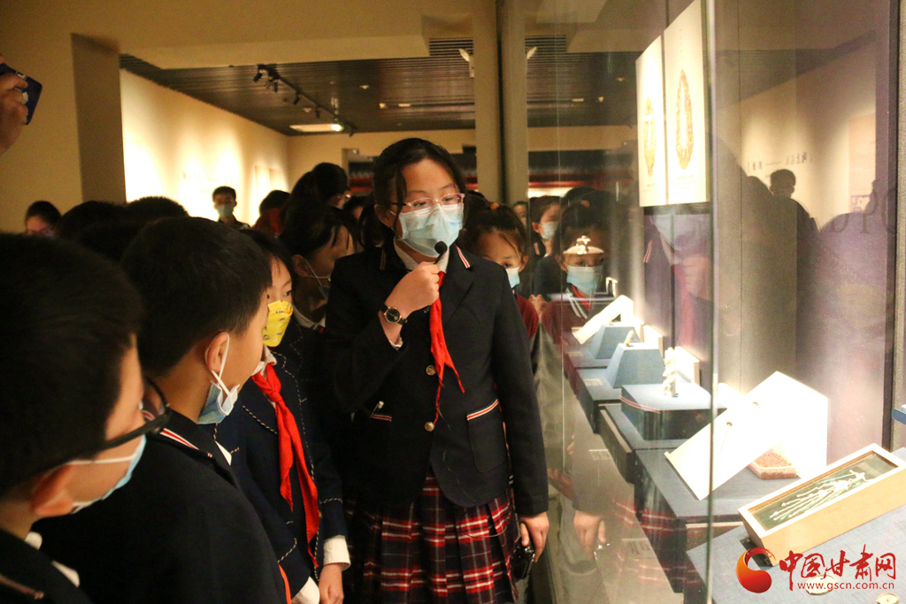 兰州市静宁路小学的学生向同学们讲解兰州市博物馆收藏的清代步摇展品
