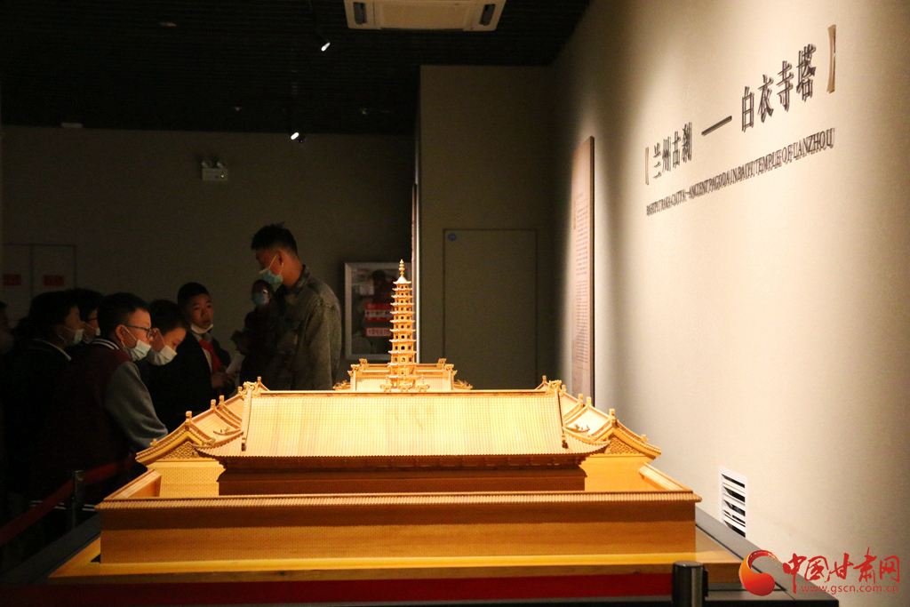 兰州中小学生参观兰州古刹——白衣寺塔仿制模型