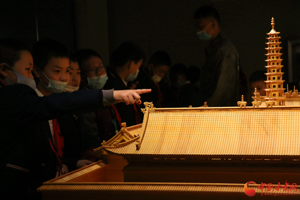 兰州古刹——白衣寺塔吸引了小学生的目光