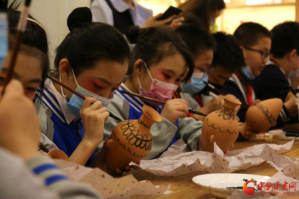 小学生在兰州市博物馆彩陶博展厅里绘制彩陶