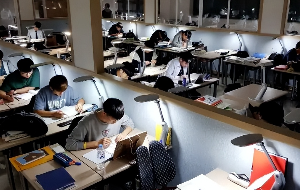 韩国学生的校服_韩国学生_韩国学生压力有多大