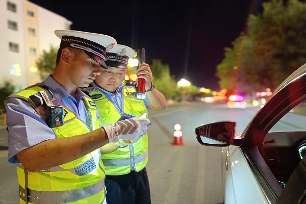 交警执勤人员排查路面过往车辆