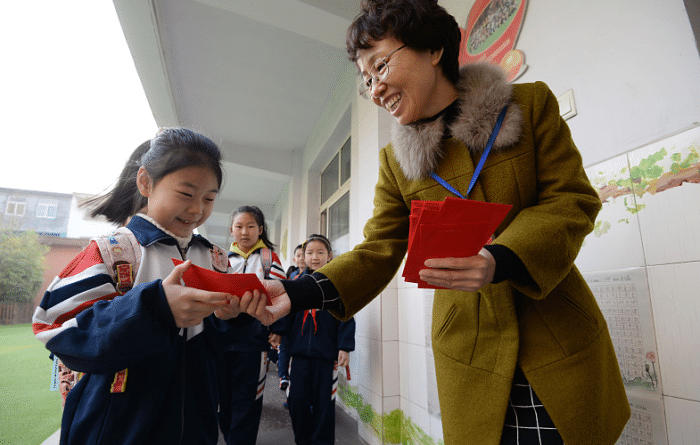 教师的社会地位很高吗，一份职业等级排行榜揭开真相，难以接受