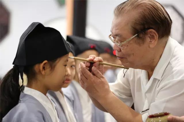 国学教育培养孩子什么_国学教育有哪些课程_国学教育