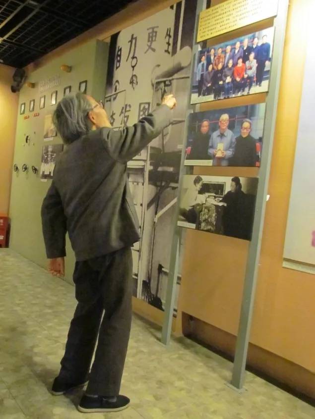 图：2016年李郁芬教授参观复旦大学校史馆
