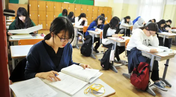 韩国学生的校服_韩国学生累还是日本学生累_韩国学生