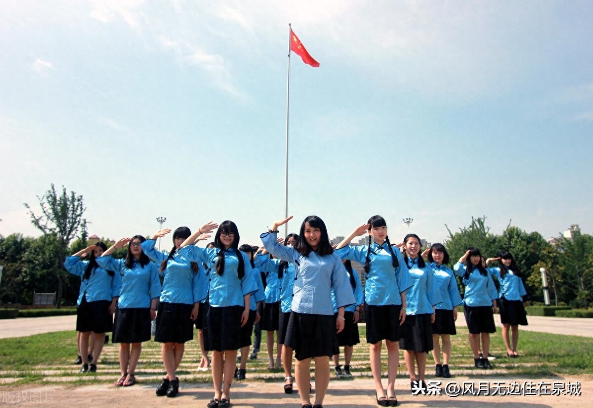 女大学生身穿民国风学生装是不是很美啊