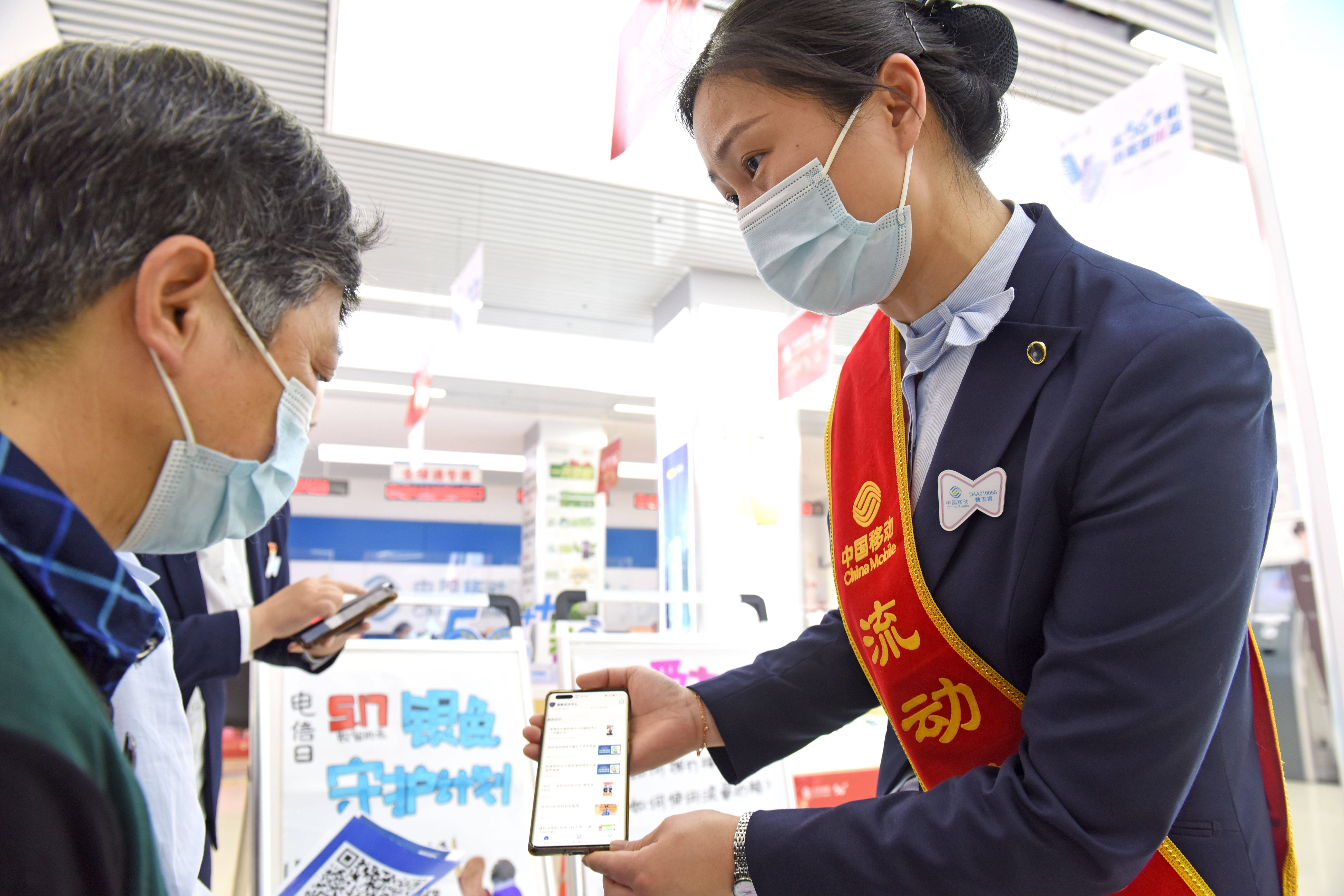 成为银发网红、网购一族，报告显示我国老年群体正跨越数字鸿沟