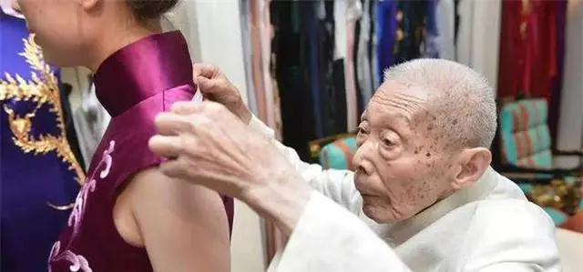 上海最后的手工裁缝褚宏生：86年只做旗袍超过5千件