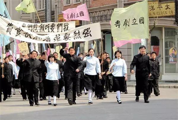 民国校服那么美，当下为何不沿用？找一下我们自身的原因