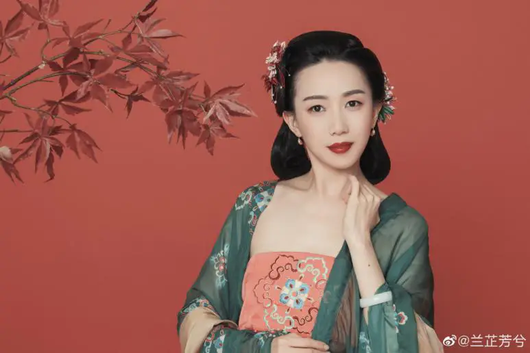 人物穿汉服历史故事_穿汉服的历史人物_穿汉服的名画人物